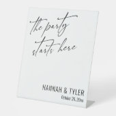 Das Party beginnt hier ganz in schlichter Eleganz. Sockelschild (Vorderseite)