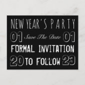 Das Party des Neujahrs Save the Date Schwarz und W Ankündigungspostkarte (Vorderseite)