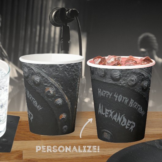 Das Party eines Mannes mit schwarzem Industriestan Pappbecher