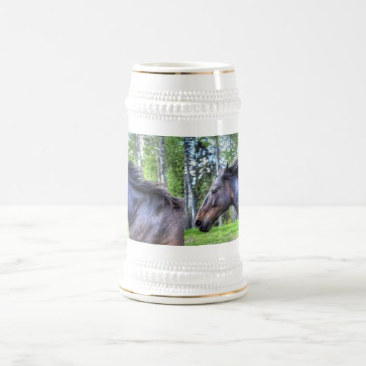 Das Percheron Pferd Foto läuft auf schwarzem Thoro Bierglas (Mittel)