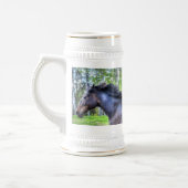 Das Percheron Pferd Foto läuft auf schwarzem Thoro Bierglas (Links)