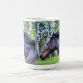 Das Percheron Pferd Foto läuft auf schwarzem Thoro Kaffeetasse (Mittel)