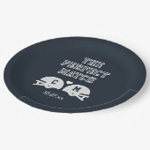 Das perfekte Match-Fußball-Hochzeitmonogramm Pappteller (Schrägansicht)