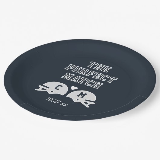 Das perfekte Match-Fußball-Hochzeitmonogramm Pappteller (Schrägansicht)