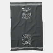 Das personalisierte Leben am Strand ist besser Geschirrtuch (Vertikal)