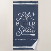 Das personalisierte Leben am Strand ist besser Strandtuch (Vorderseite)