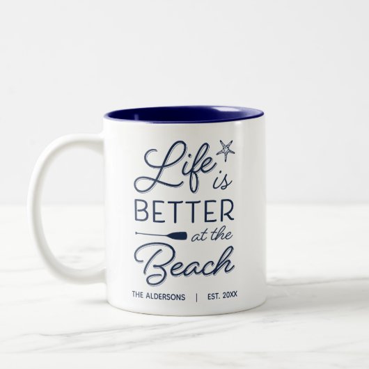 Das personalisierte Leben am Strand ist besser Zweifarbige Tasse (Links)
