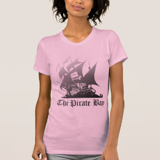 Das Piraten-Bucht-Grau zum Schwarzen T-Shirt