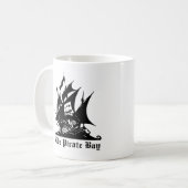 das Piratenbucht-Piratenschiffslogo Kaffeetasse (Vorderseite Links)
