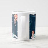 Das Quallen-Muster des weißen Lotus Ocean Jumbo-Tasse (Rückseite)