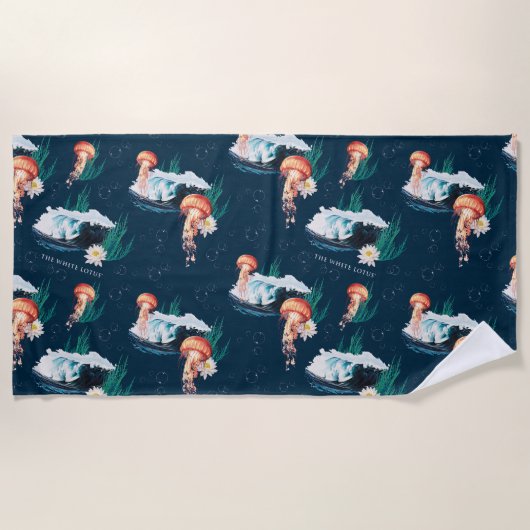 Das Quallen-Muster des weißen Lotus Ocean Strandtuch (Vorderseite)