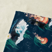 Das Quallen-Muster des weißen Lotus Ocean Strandtuch (Beispiel)