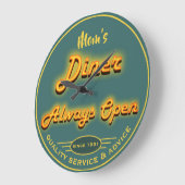 Das Restaurant oder der irgendein gelbe u. Große Wanduhr (Winkel)