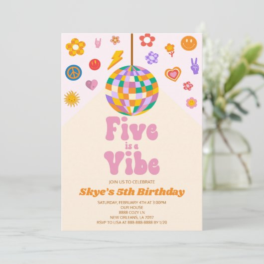 Das Retro Disco Ball Five ist eine Vibe 5. Geburts Einladung (Stehend Vorderseite)