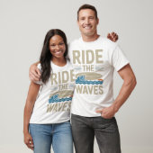Das Retro-Surfboard-Design der Waves T-Shirt (Unisex)