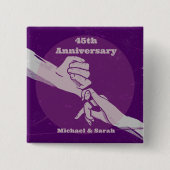 Das romantische Ehepaar Customiz hält Händchen Button (Vorderseite)