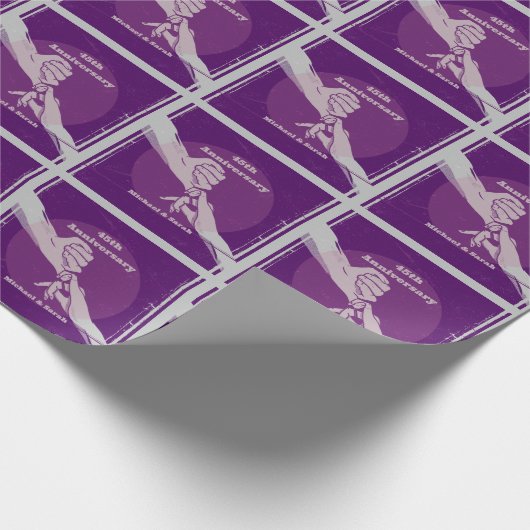 Das romantische Ehepaar Customiz hält Händchen Geschenkpapier (Ecke)