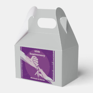 Das romantische Ehepaar Customiz hält Händchen Geschenkschachtel