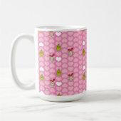 Das rosa Grinch- und Cindy-Lou-Herzmuster Kaffeetasse (Links)