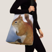 Das rote Eichhörnchen das fest herum Tragetaschen Mit Langen Trägern (Von Nahem)