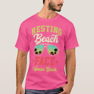 Das ruhige Strandpanorama, das auf die sonnige Mat T-Shirt