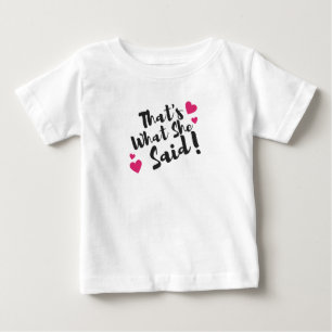 Das sagt sie auch immer“ Lustiger – Sarkastischer Baby T-shirt