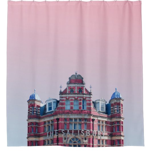 DAS SALISBURY-GEBÄUDE UNTER PINKSKIEN DUSCHVORHANG (Vorderseite)
