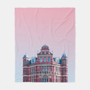 DAS SALISBURY-GEBÄUDE UNTER PINKSKIEN FLEECEDECKE