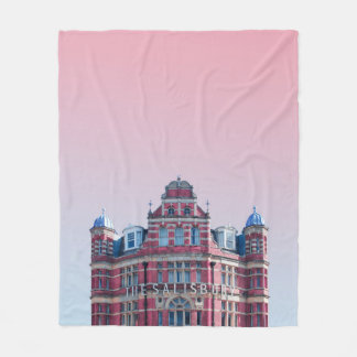 DAS SALISBURY-GEBÄUDE UNTER PINKSKIEN FLEECEDECKE