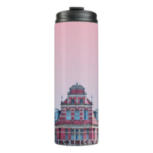 DAS SALISBURY-GEBÄUDE UNTER ROSA HIMMEL THERMOSBECHER
