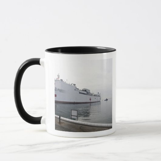 Das Schiff des militärischen Sealift-Kommandos Tasse (Links)