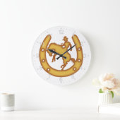 Das Schild mit Cowboy und Hufeisen Große Wanduhr (Zuhause)