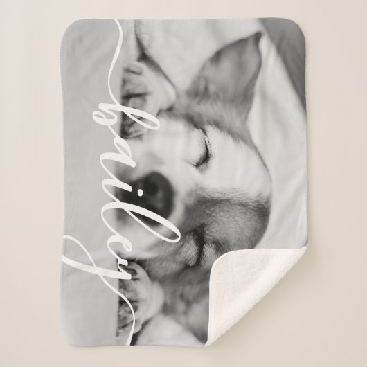 Das schlichte moderne Design des Hauses trägt sein Sherpadecke (Vorderseite)