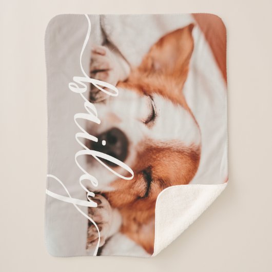 Das schlichte moderne Design des Hauses trägt sein Sherpadecke (Vorderseite)