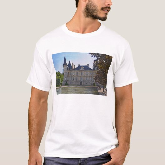 Das Schloss Pichon Longueville Baron und der Teich T-Shirt (Vorderseite)