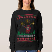 Das Schlucken durch den schneebedeckten Weihnachts Sweatshirt (Vorderseite)