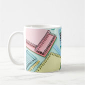 Das Schulbedarfsset enthält pastellfarbene Kaffeetasse (Links)