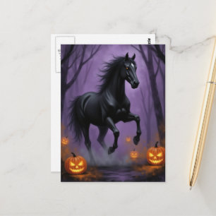 Das schwarze Pferd im Halloween-Wald Postkarte
