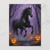 Das schwarze Pferd im Halloween-Wald Postkarte (Vorderseite)