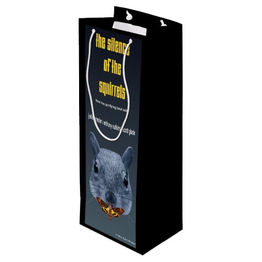 Das Schweigen der Eichhörnchen - eine Parodie Geschenktüte Für Weinflaschen (Rückseite Schrägansicht)