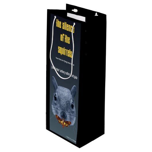 Das Schweigen der Eichhörnchen - eine Parodie Geschenktüte Für Weinflaschen (Vorderseite Schrägansicht)