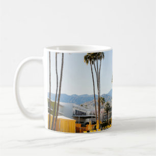 Das Schwimmbad in der Nähe von Palmen am Morgen Kaffeetasse