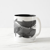 Das Schwimmen von Walen illustriert Kunstwale Zweifarbige Tasse (VorderseiteRechts)