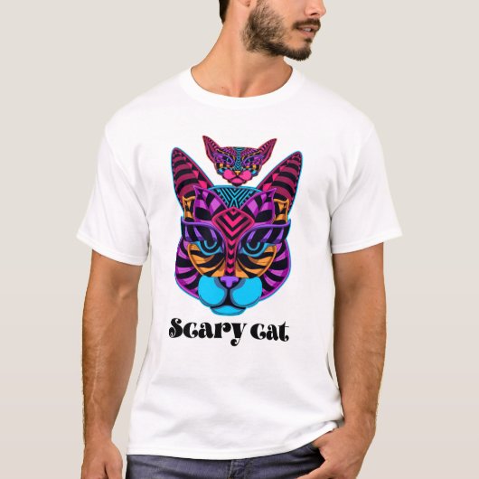Das Shirt trägt das Design einer Katze (Vorderseite)