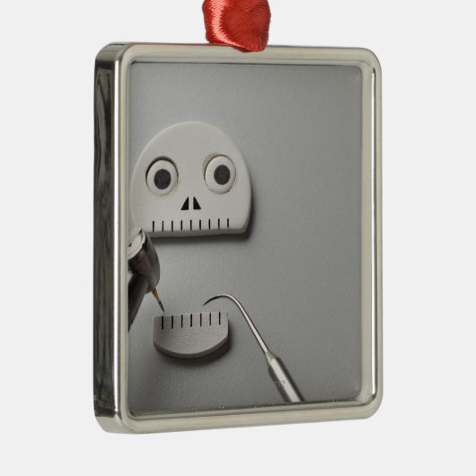 Das Skelett, das zahnmedizinische Behandlung Silbernes Ornament (Rechts)