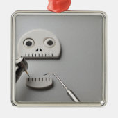 Das Skelett, das zahnmedizinische Behandlung Silbernes Ornament (Vorne)