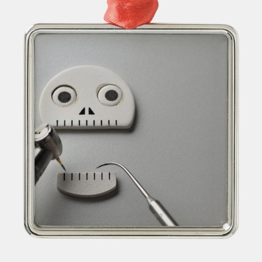 Das Skelett, das zahnmedizinische Behandlung Silbernes Ornament (Vorne)