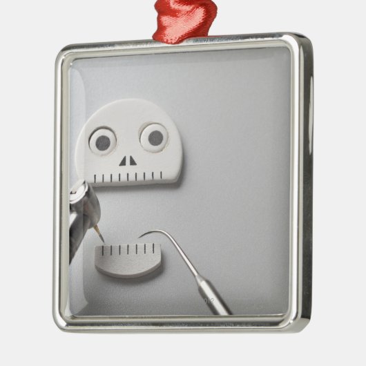 Das Skelett, das zahnmedizinische Behandlung Silbernes Ornament (Links)