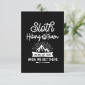 Das Sloth Wander Team wird bei uns ankommen RSVP Karte (Stehend Vorderseite)