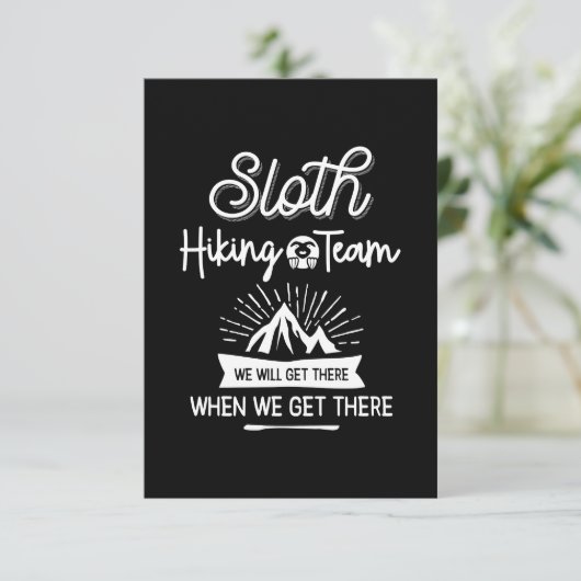 Das Sloth Wander Team wird bei uns ankommen RSVP Karte (Stehend Vorderseite)